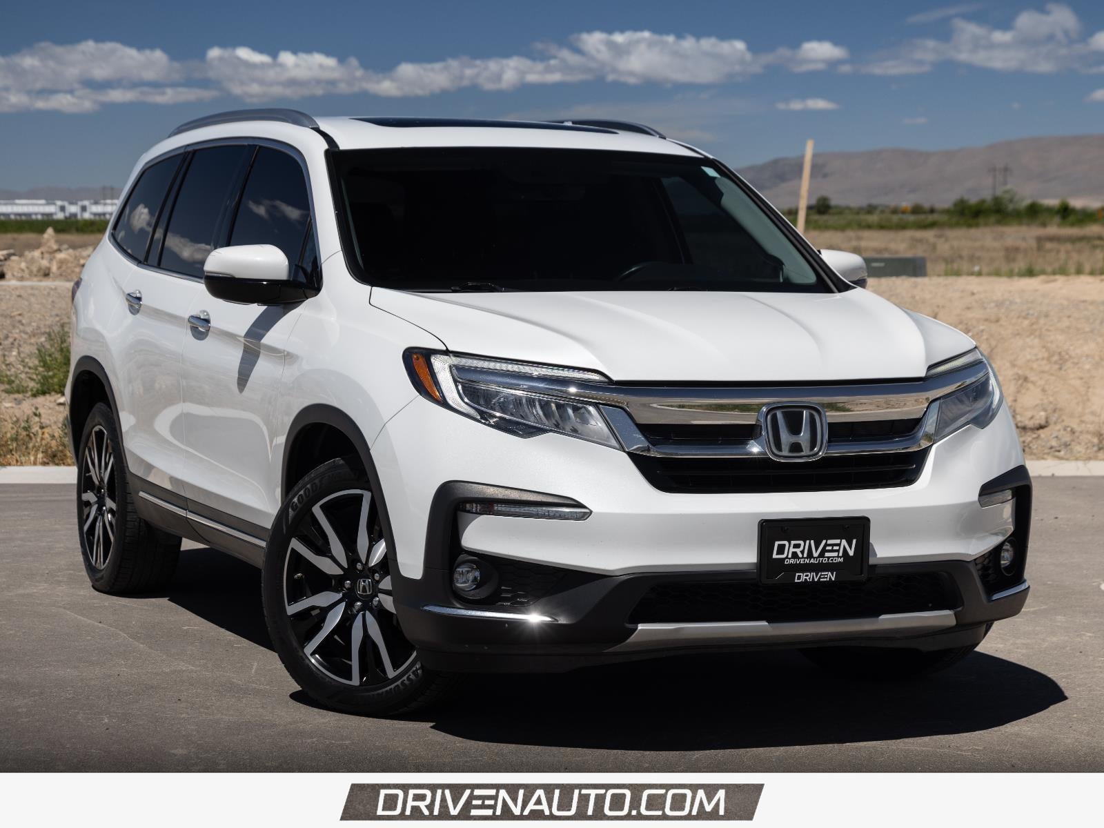 2021 Honda Pilot Touring w/Rear Captain's Chairs in Platinum White Pearl — front three-quarter view